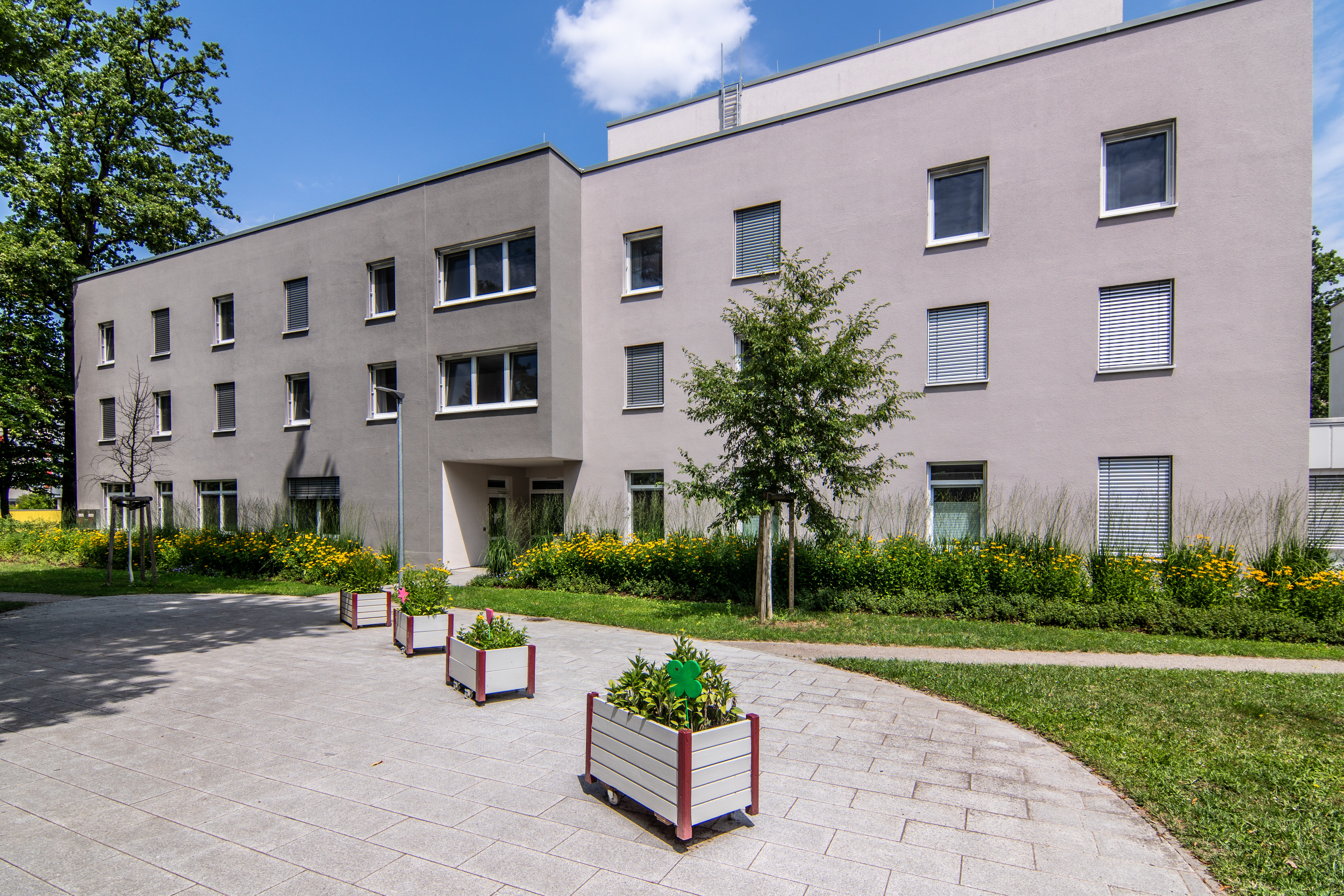 Die Unterbringung in Haus Landwasser erfolgt im Bereich der RPK zu 90% in Einzelzimmern. In den Wohngruppen stehen Wohnküchen, Aufenthaltsräume, Bäder und Toiletten in ausreichender Anzahl zur Verfügung. Im Bereich der Eingliederungshilfe werden ausschließlich Einzelzimmer mit eigenem Bad sowie Wohnküchen und Aufenthaltsräume angeboten. Mit diesem Angebot wird die Landesheimbauverordnung umgesetzt. Die Unterbringung in Haus Landwasser erfolgt im Bereich der RPK zu 90% in Einzelzimmern. In den Wohngruppen stehen Wohnküchen, Aufenthaltsräume, Bäder und Toiletten in ausreichender Anzahl zur Verfügung. Im Bereich der Eingliederungshilfe werden ausschließlich Einzelzimmer mit eigenem Bad sowie Wohnküchen und Aufenthaltsräume angeboten. Mit diesem Angebot wird die Landesheimbauverordnung umgesetzt.